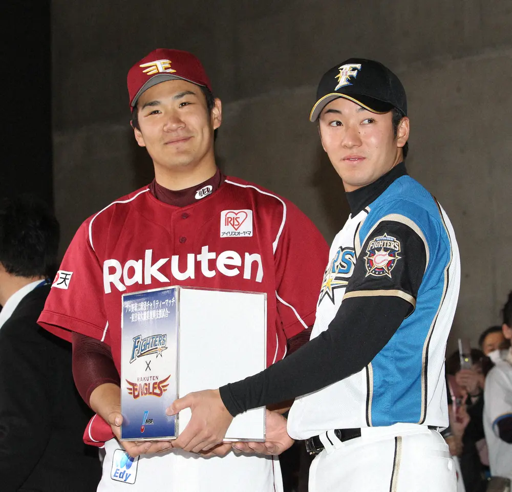 田中将大投手（左）と斎藤佑樹投手（2011年撮影）