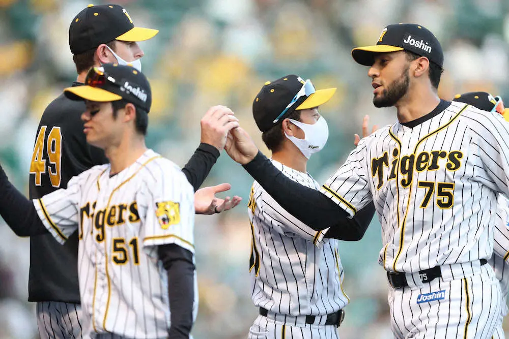 【画像・写真】珍現象！セ2強Ｗスアレス締め！阪神スアレスの1分後にヤクルトもスアレス締め！　兄弟初同日セーブ