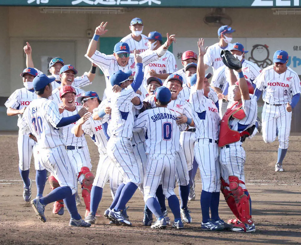 【画像・写真】＜Honda熊本・西部ガス＞第1代表を決め、マウンドに集まり喜ぶ、Honda熊本の選手たち（撮影・中村　達也）