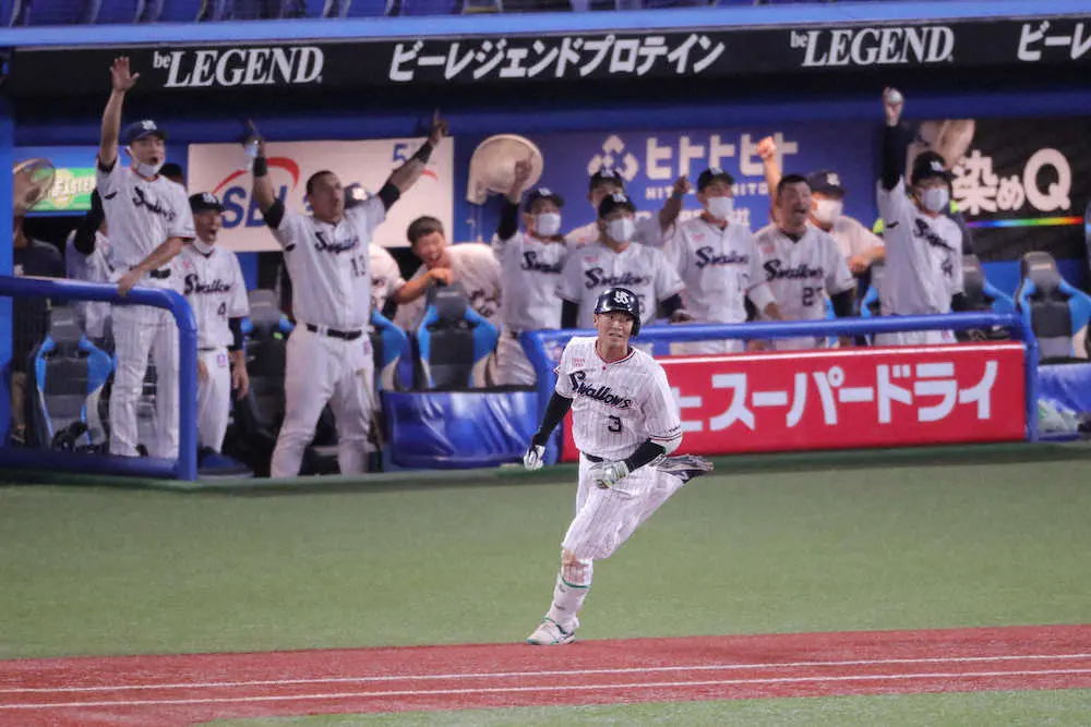 【画像・写真】ヤクルト・西浦、サンタナ2者連発!!　ハーラートップ11勝の巨人先発・高橋を4回で攻略