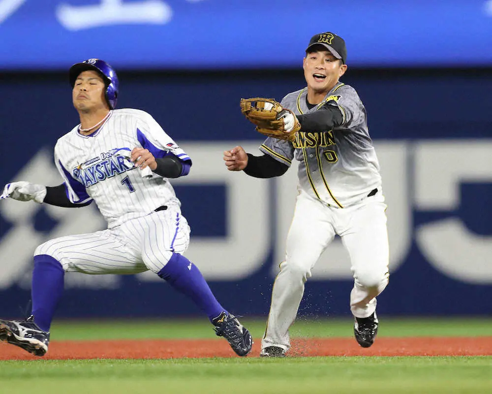 【画像・写真】＜D・神24＞　8回無死一塁、佐野のゴロをさばき一塁走者・桑原にタッチする木浪（撮影・大森　寛明）