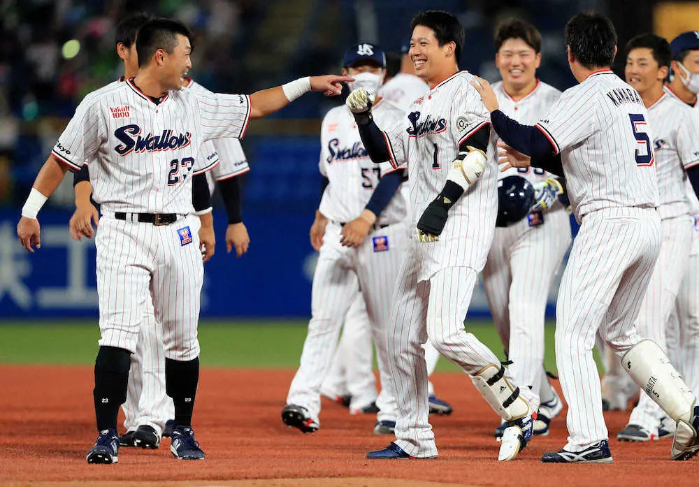 【画像・写真】ヤクルト・山田　サヨナラ勝ちにホッ「打った瞬間終わったと思った」　全力疾走でつかみ取った内野安打喜ぶ