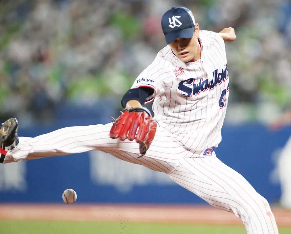 【画像・写真】ヤクルト高橋の“曲芸プレー”にスタンドどよめき　バント処理で「ファウル！」の声に身をひるがえす