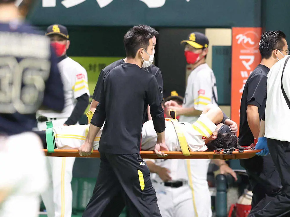 【画像・写真】ソフトB・牧原大　フェンス激突で負傷交代…病院で検査、意識ははっきり