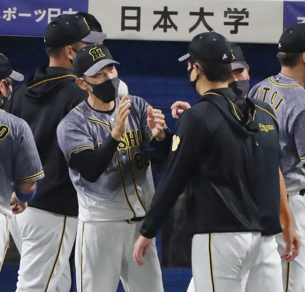 【画像・写真】阪神・矢野監督「ずっとしびれているよ」　岩崎＆スアレス連続回またぎ継投でヤクルトと2差に戻し興奮　