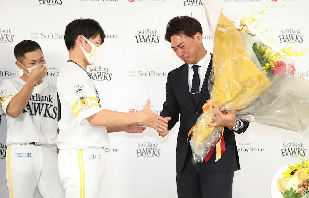【画像・写真】ソフトバンク・長谷川　涙の引退会見「200本打てる打者育てる」指導者転身熱望を球団受け入れへ