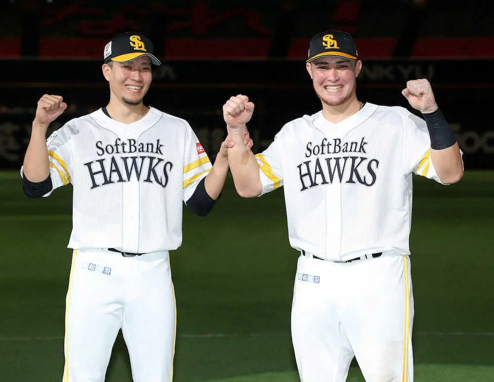【画像・写真】＜ソ・オ＞リチャードとポーズを取る千賀（左）（撮影・中村　達也）