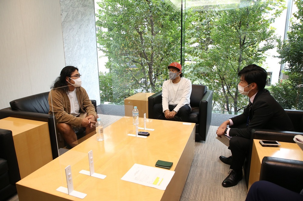鼎談する（左から）ロッチ・中岡、作者のクロマツ氏、スポニチ後藤