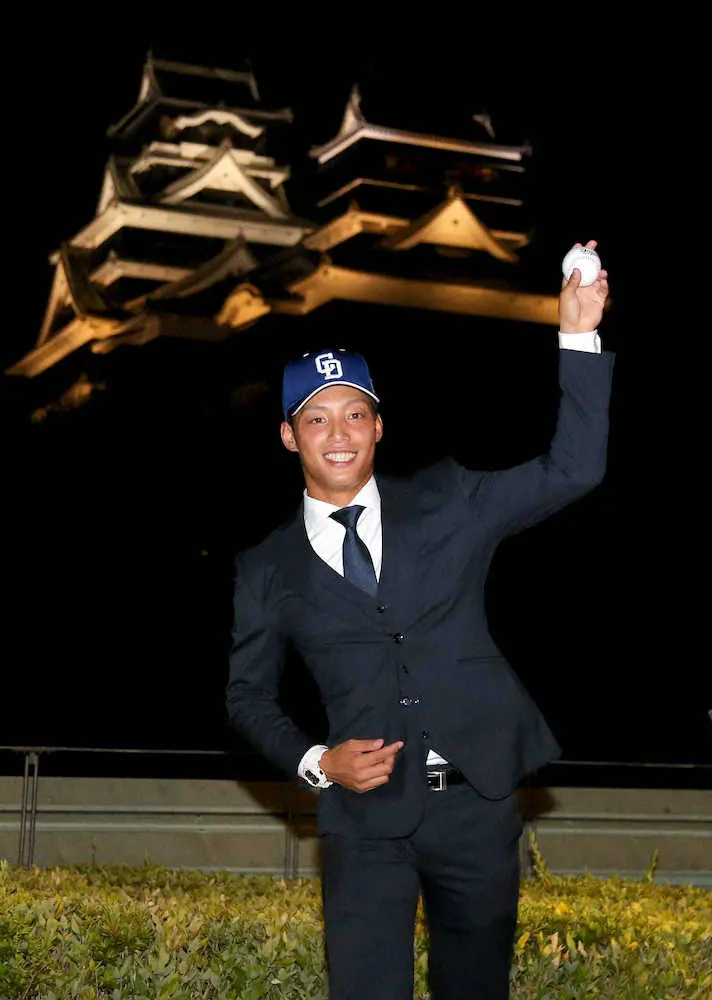 【画像・写真】ドラフト＜中日3巡目＞熊本城をバックにポーズを取る石森大誠（撮影・中村　達也）