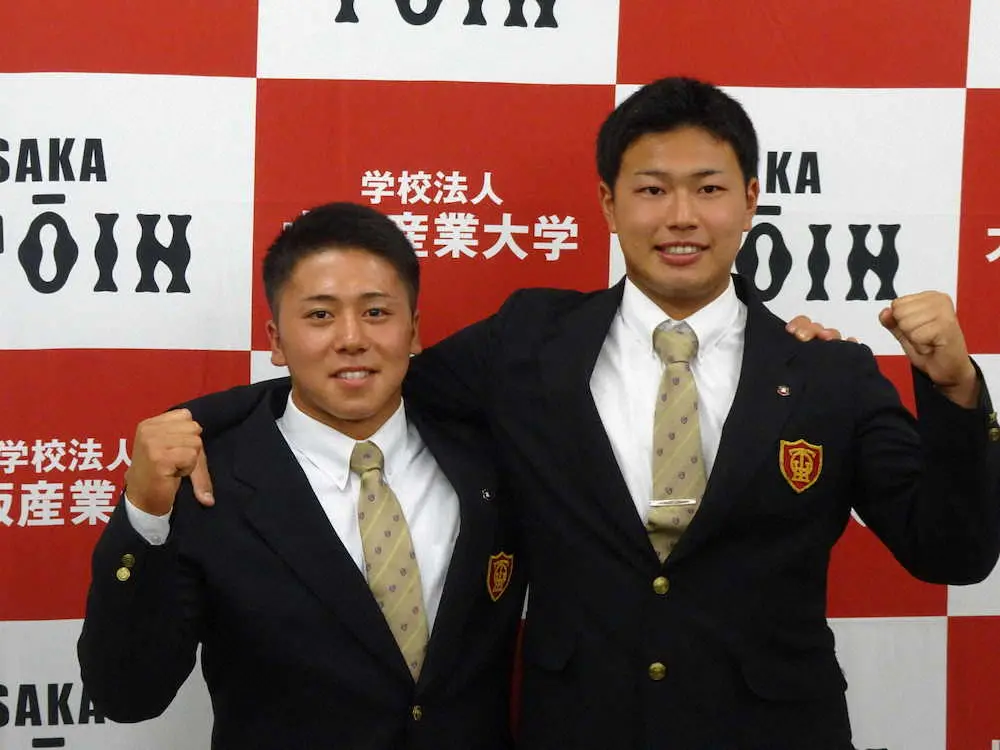大阪桐蔭の池田陵真外野手（左）はオリックスから5巡目、松浦慶斗投手は日本ハムから7巡目で指名され、学校で会見した