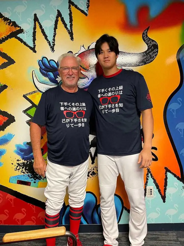 スラムダンク名言Tシャツを着用するマドン監督（左）と大谷（Angels　Baseball　提供）