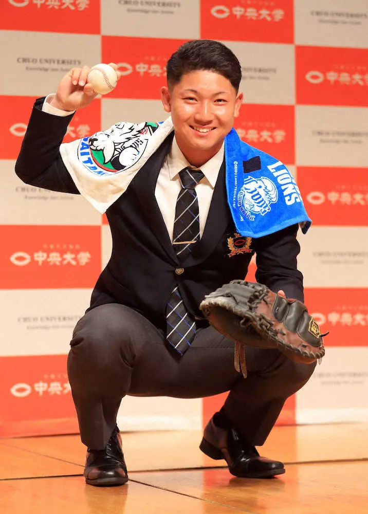 【画像・写真】中大・古賀　西武3位指名“吉報”前祝い弾　強肩自慢「1年目から正捕手」狙う