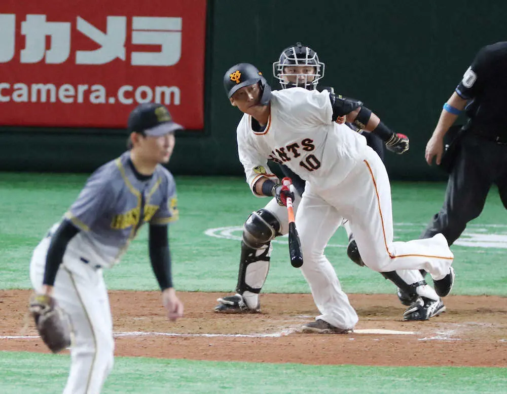 8回1死一塁、代打・中田は左前打を放つ（投手・岩崎）（撮影・大森　寛明）