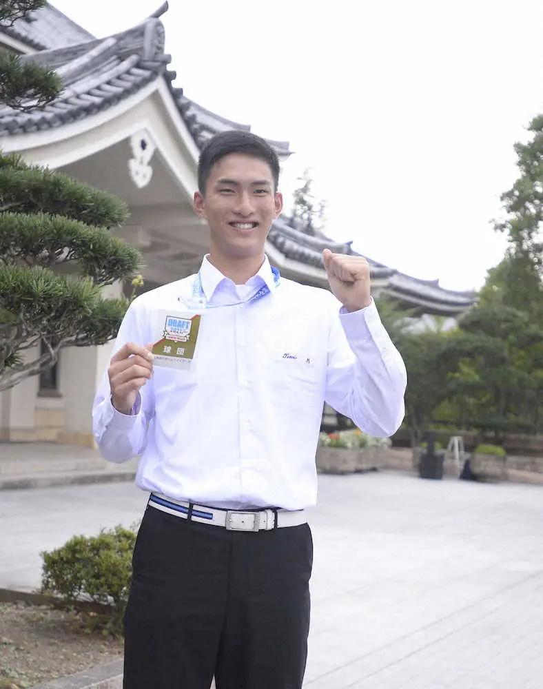 【画像・写真】日本ハムが1位指名の天理・達孝太にあいさつ「ちょっと実感。先発にこだわってやっていきたい」