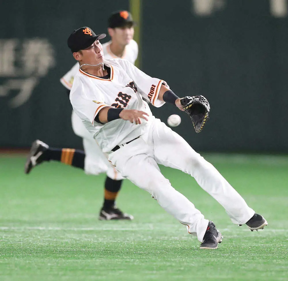 【画像・写真】巨人・中田翔がビッグプレー！　4戦ぶり白星目指す同学年エース菅野をダイビングキャッチで救う