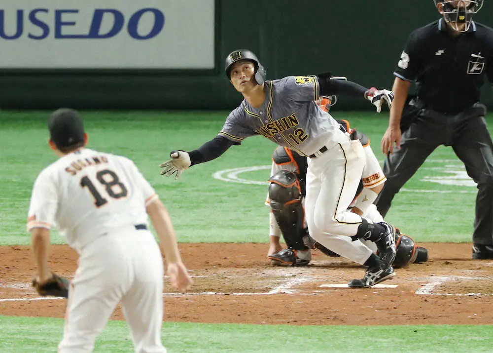 【画像・写真】阪神・坂本　菅野から値千金の同点弾　自ら発案の「虎の金メダル」を初めてかけられる
