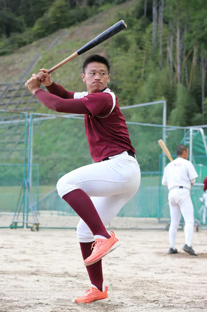 【画像・写真】素振りをする阪神ドラフト1位の高知・森木（撮影・坂田　高浩）