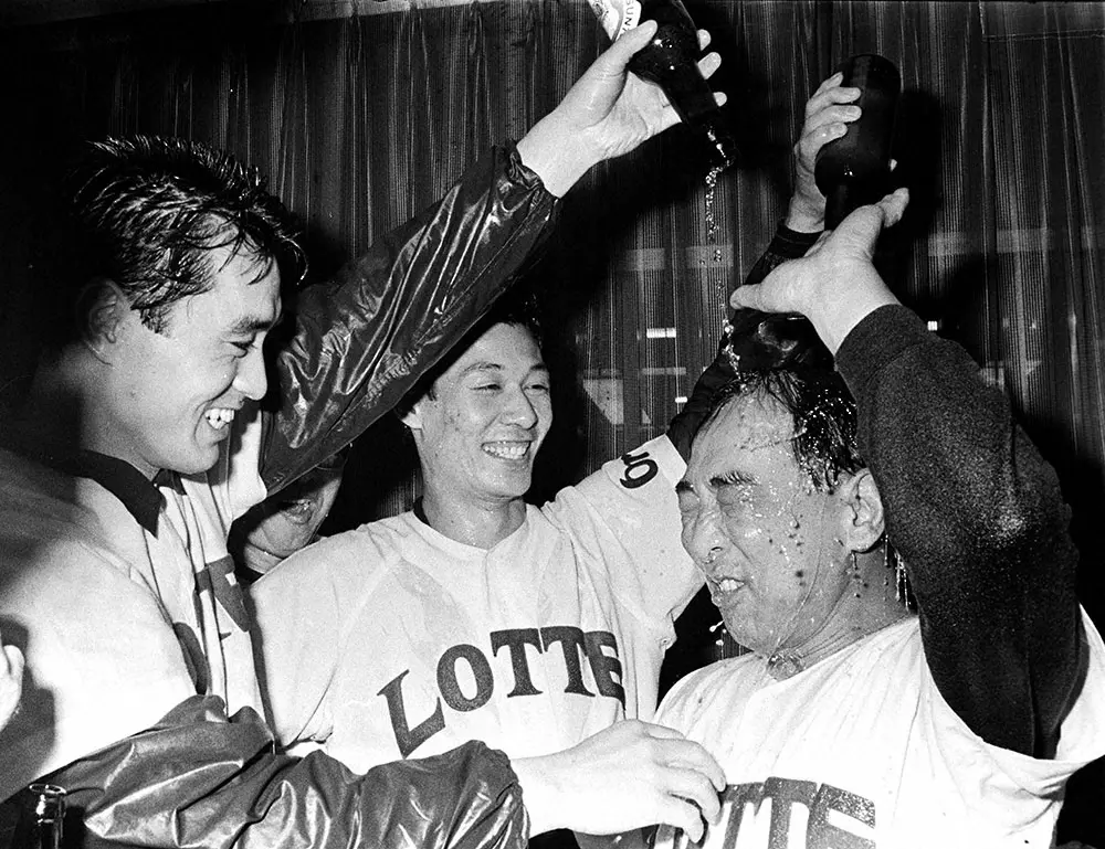 1970年、リーグ優勝し、木樽、成田からビールをかけられるロッテの濃人監督（右）