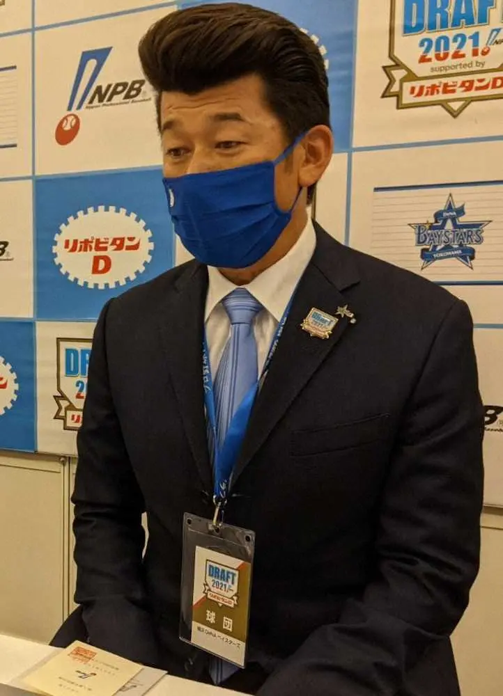【画像・写真】ドラフト会議で青ネクタイを締めるDeNA・三浦監督（球団提供）