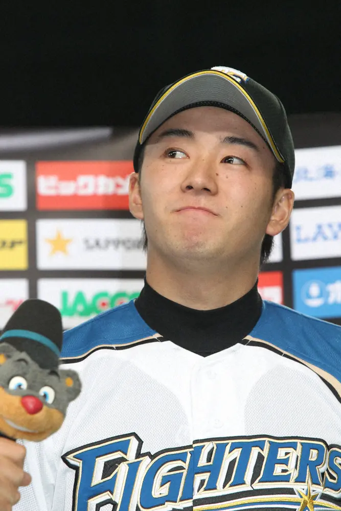 【画像・写真】プロ初勝利を挙げ、ヒーローインタビューで涙を浮かべる（2011年撮影）