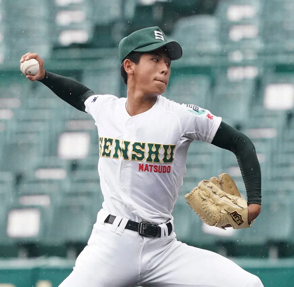 今年8月の全国高校野球選手権大会、長崎商戦に２番手で登板した専大松戸の深沢鳳介