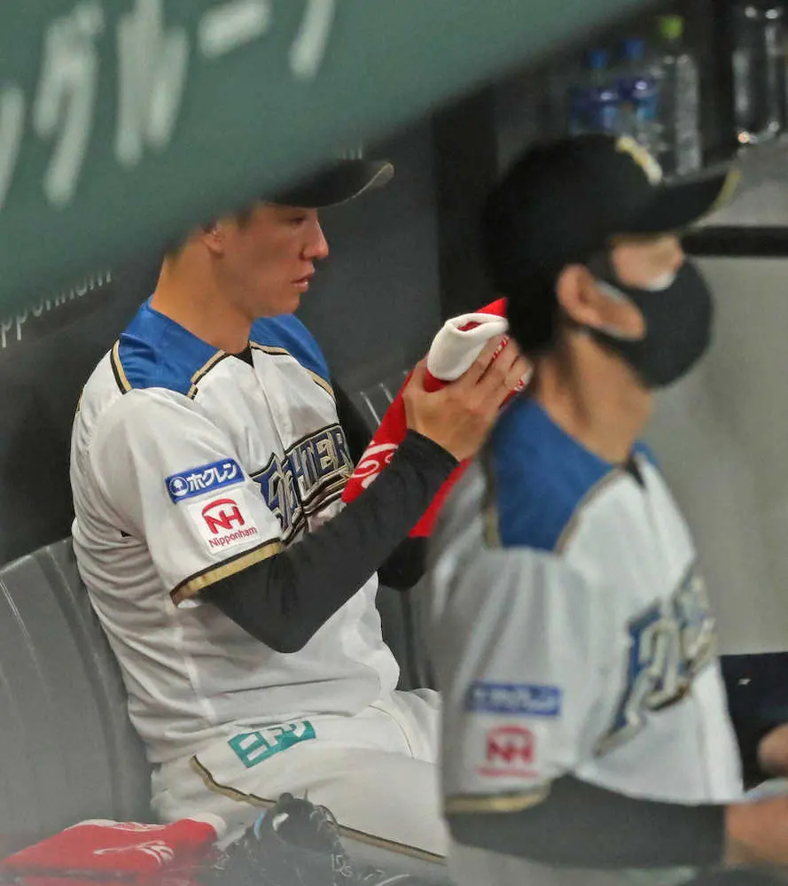 【画像・写真】斎藤佑樹「最後の最後までみんなに迷惑を」首位オリ戦で涙のラス投　打者1人と対し四球 