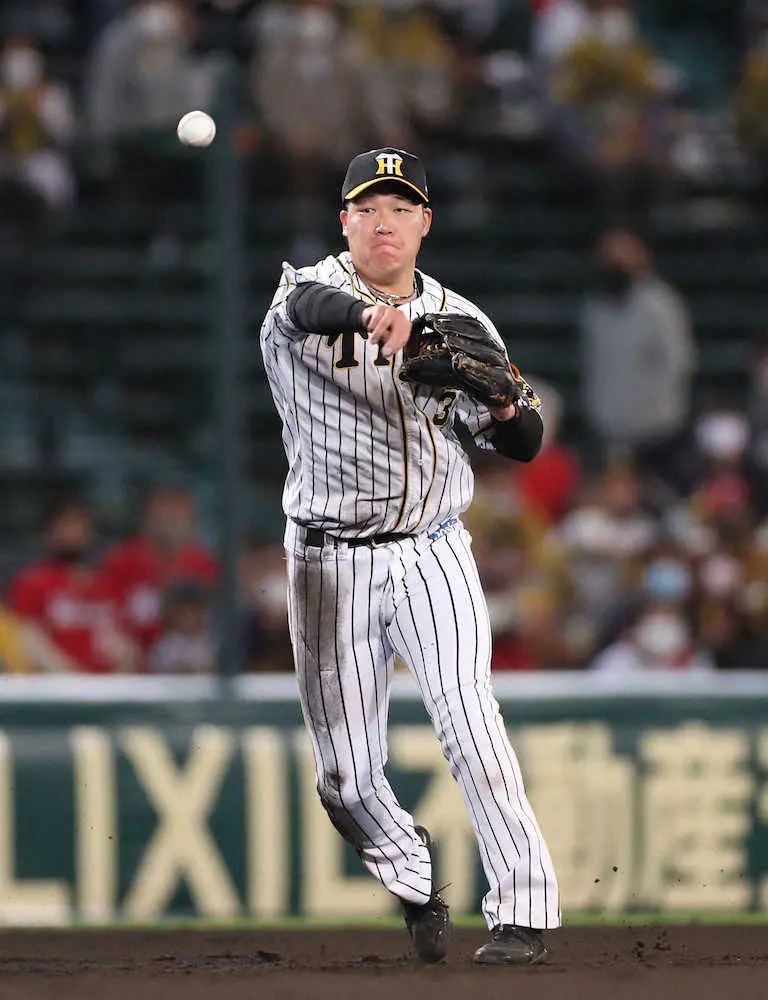 【画像・写真】阪神・大山　背中の張りから4試合ぶり先発復帰　まずは三塁守備でみせる