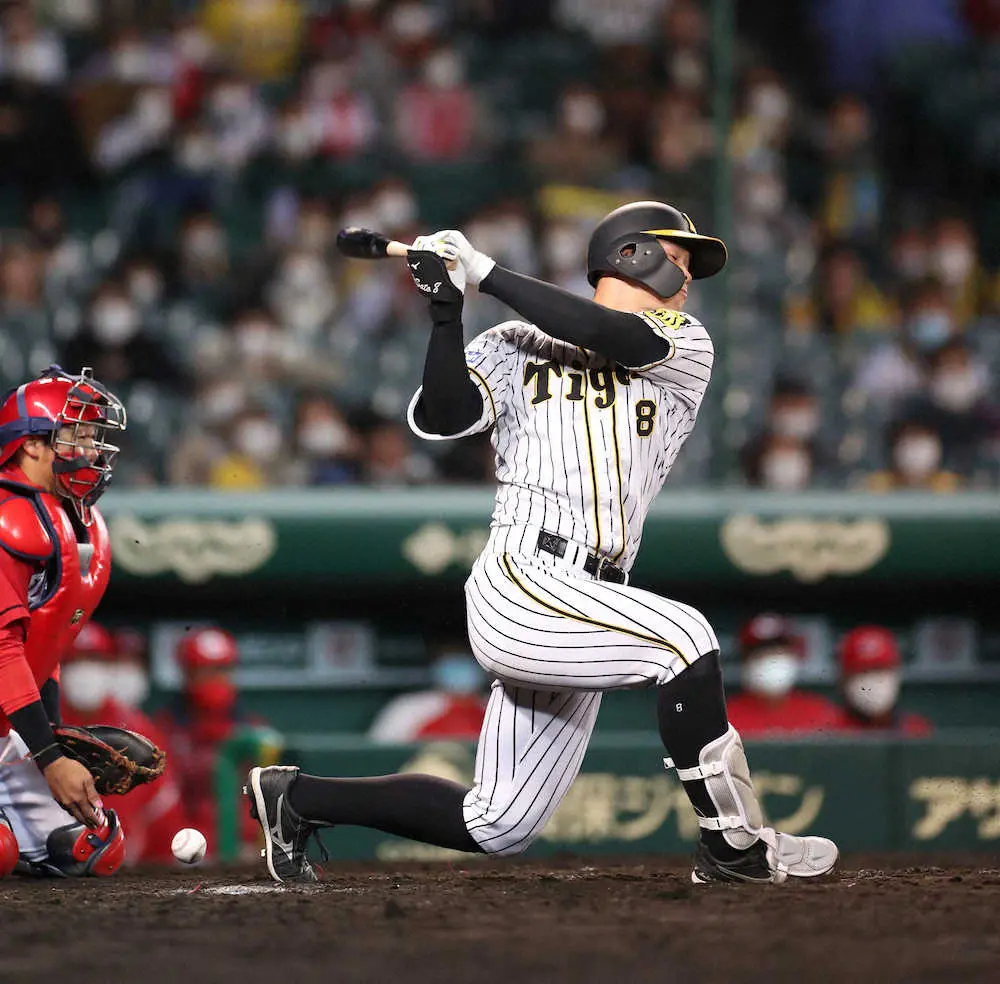 【画像・写真】阪神・佐藤輝　球団最多記録の167三振　9回、一発出ればサヨナラの場面で、栗林のフォークにクルリ