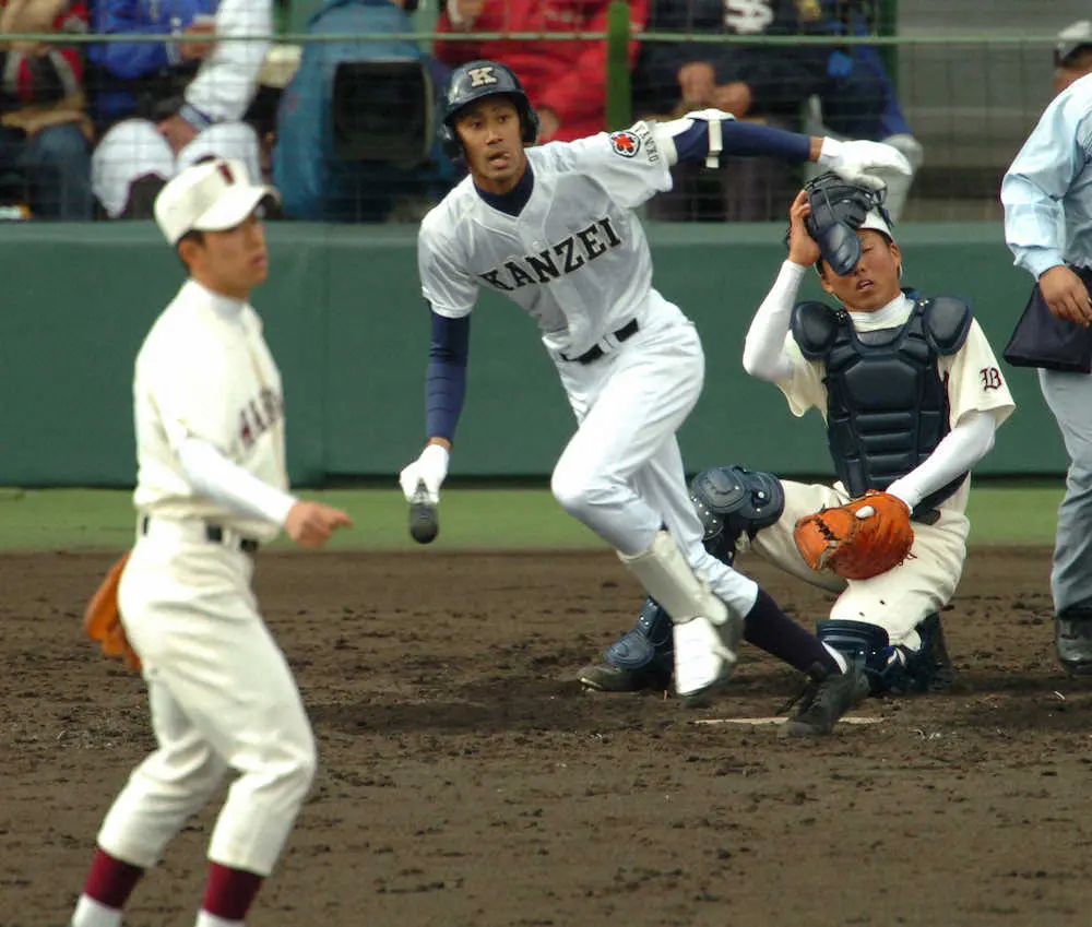 2006年のセンバツで関西・ダースが早実・斎藤（左）の前に左飛に倒れる