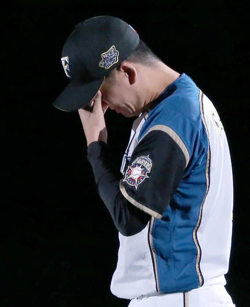 【画像・写真】日本ハム・斎藤”佑終”の涙…持っていたのは「最高の仲間」　感謝の全力7球「後悔はありません」