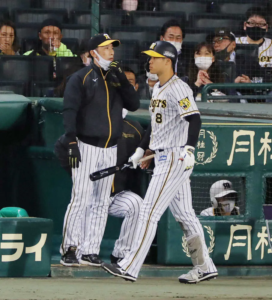 【画像・写真】2カ月ぶり長打の喜びもつかの間　阪神・佐藤輝、7回の好機に代打を送られる　規定打席到達はお預け