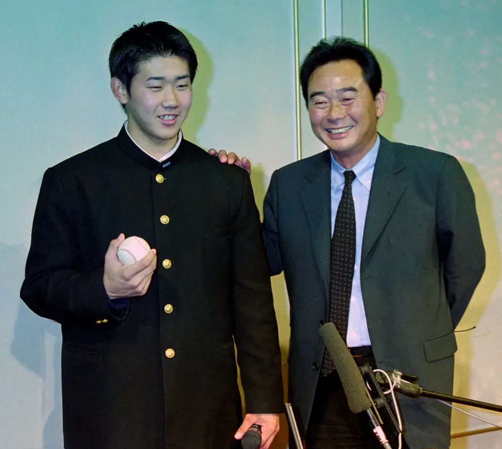 松坂大輔（左）と交渉する西武・東尾監督。松坂の手には200勝記念のボールが（1998年撮影）