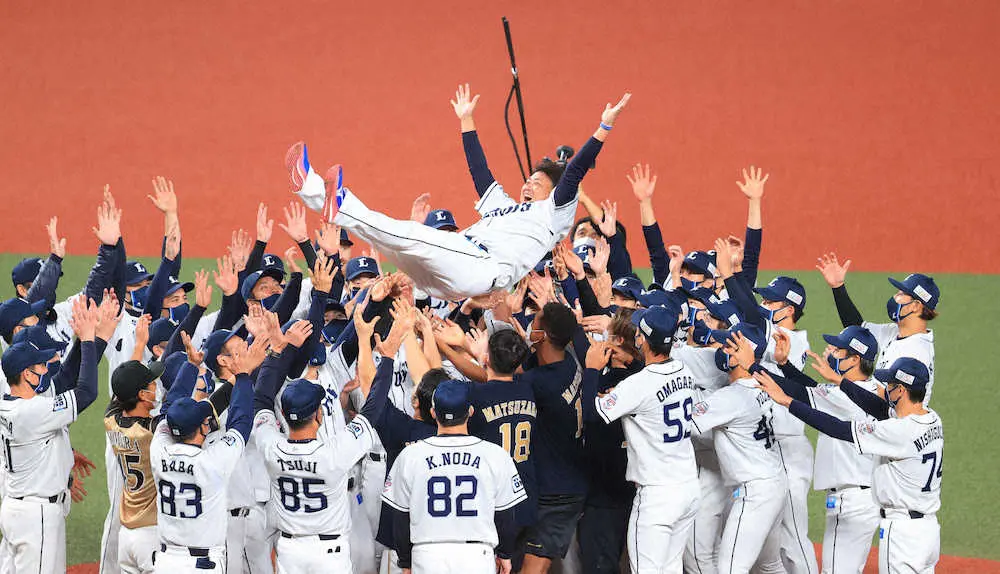 【画像・写真】松坂大輔が5度舞った　西武、日本ハム選手が感謝の胴上げ　プレートの土をぬぐい、涙も