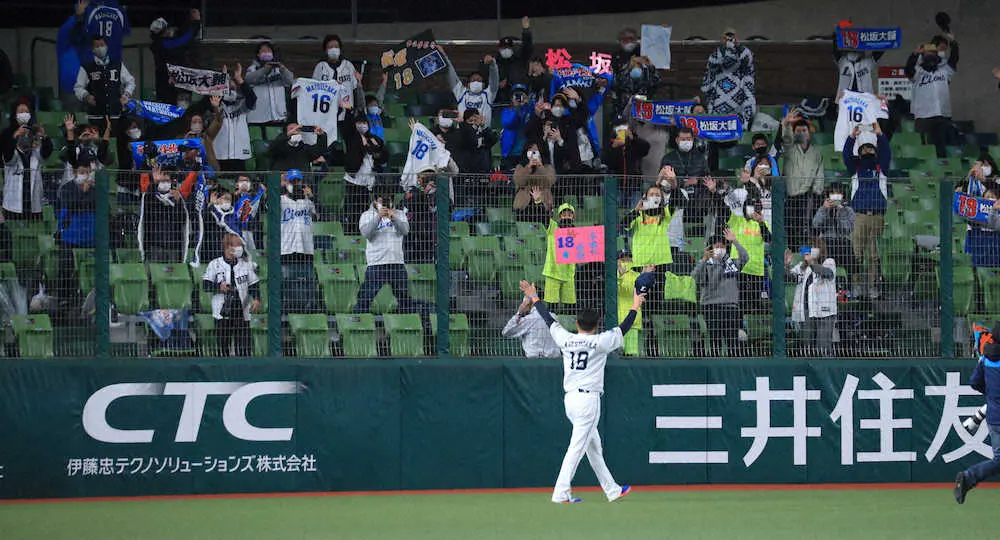 引退試合終了後に球場を一周しながらファンに手を振る松坂（撮影・尾崎　有希）