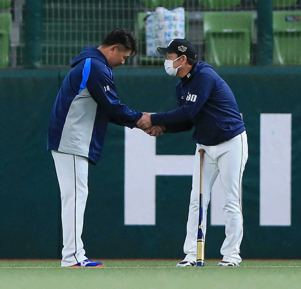 【画像・写真】前日引退試合の松坂がグラウンドに姿　リラックスした表情で記念撮影