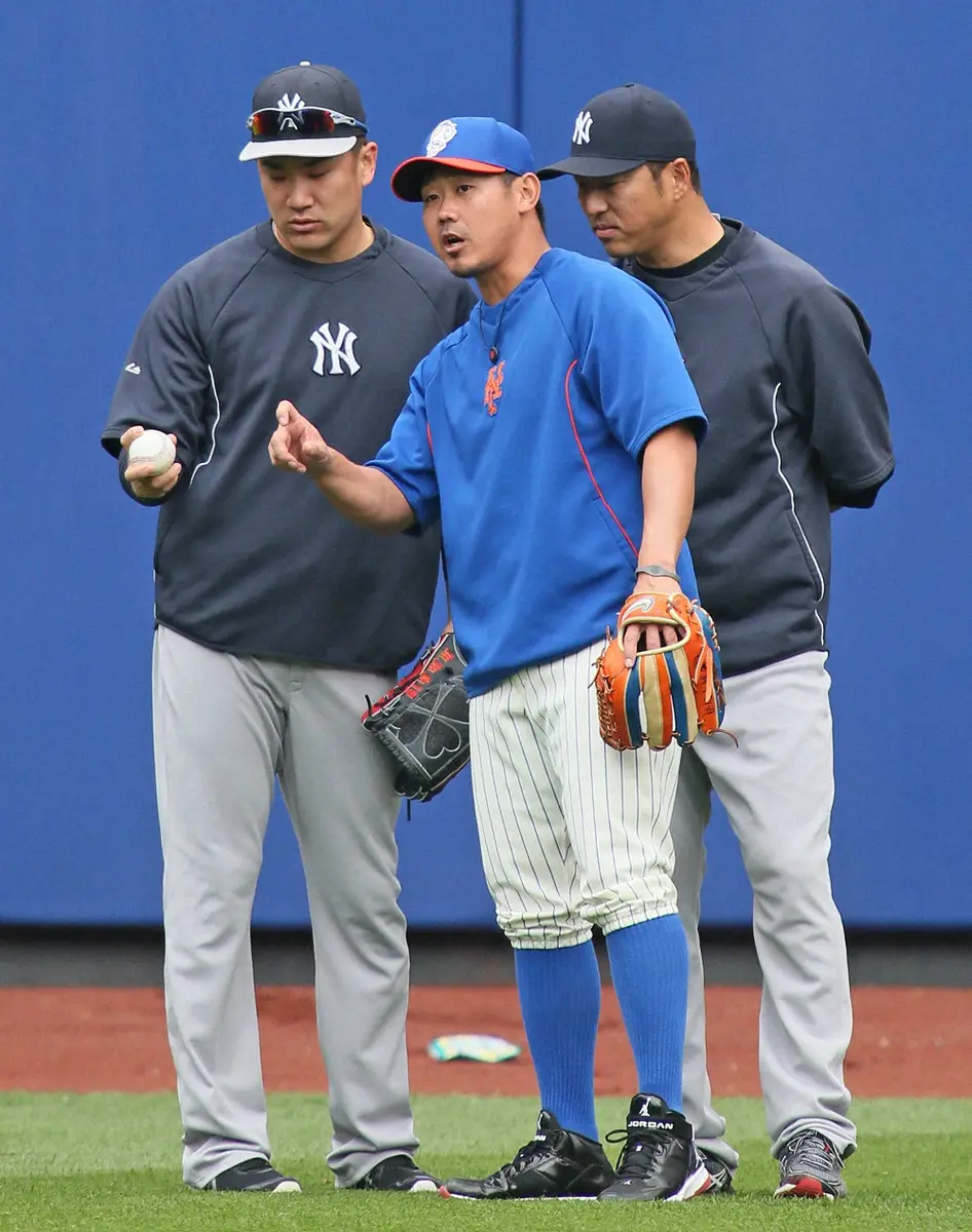 14年のメッツ対ヤンキースの試合前にグラウンドで握りについて話す（左から）田中、松坂、黒田