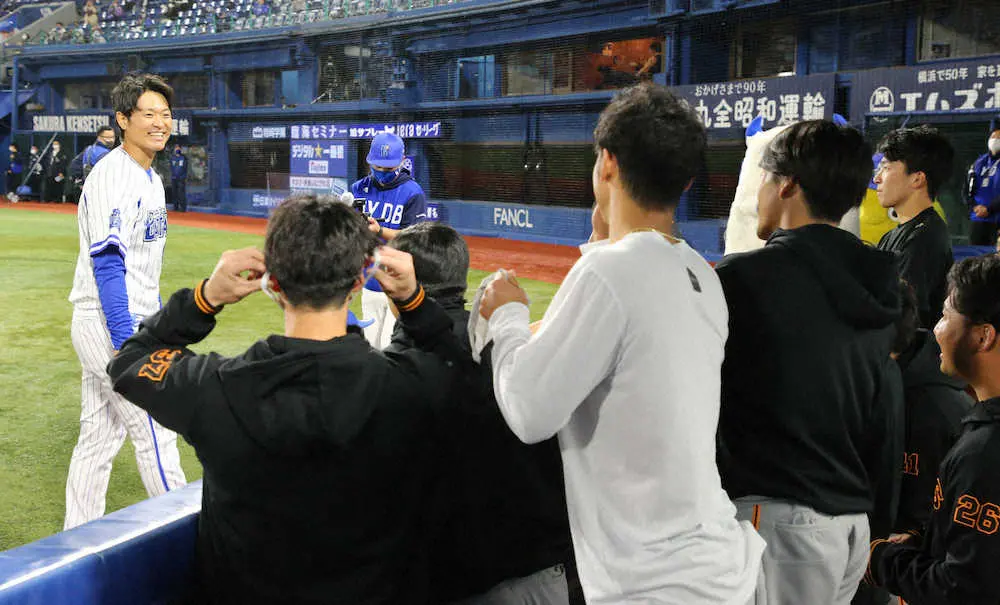 【画像・写真】DeNA中井大介の有終安打に巨人ナインも万感　原監督「大介はまだまだ若い。健闘を祈る」