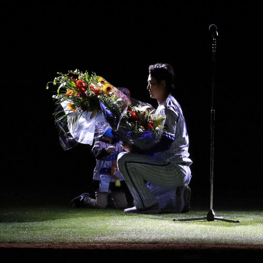 【画像・写真】引退の中井大介がDeNA、巨人両軍、ファンに見守られながら号泣「感謝したい」