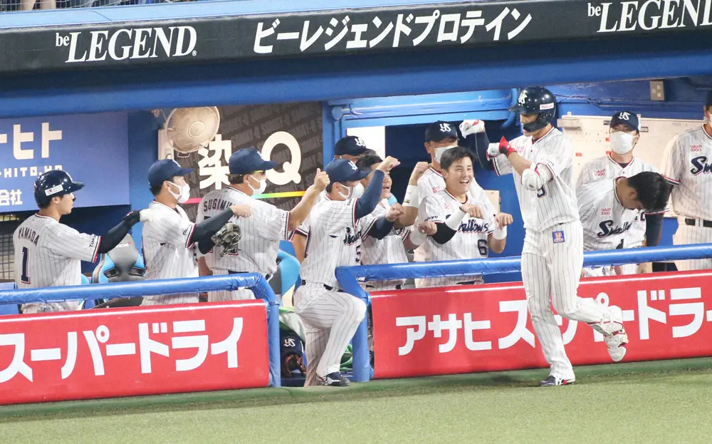 【画像・写真】リーグ優勝に向かって一丸で戦うヤクルト　さまざまなポーズで一体感
