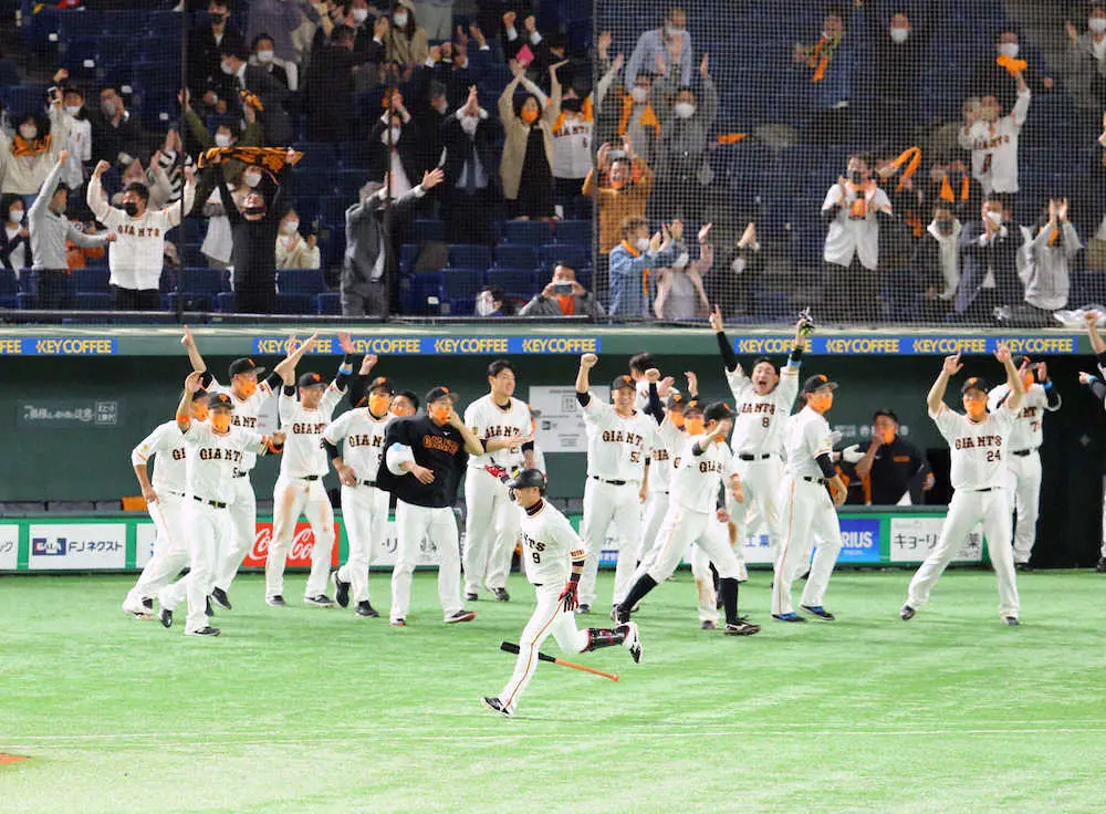 【画像・写真】巨人・亀井が引退　印象的な今季開幕戦サヨナラ弾　ここぞの場面で光った「勝負強さ」