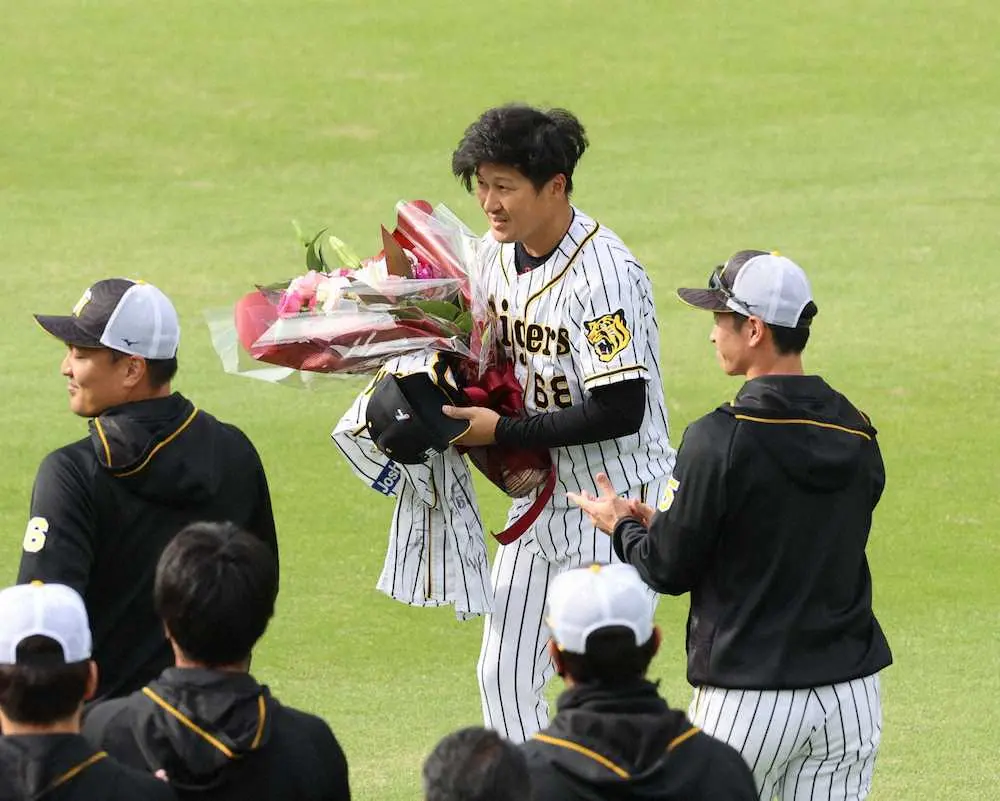 【画像・写真】現役引退の阪神・俊介が甲子園でナインに最後の別れ「優勝してもらいたい」後輩たちにエール残して去る