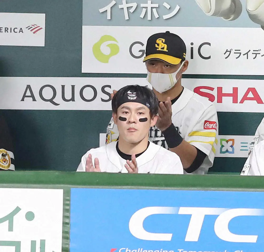 【画像・写真】ソフトバンク・長谷川　現役最後は代打出場で一ゴロも渾身のヘッドスライディング！　甲斐に思い伝わる
