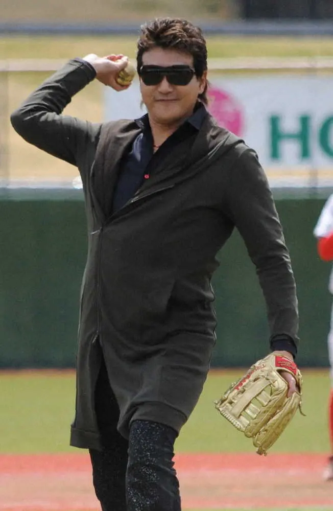 今年4月、長野オリンピックスタジアムで行われたBCリーグの信濃―新潟戦で始球式を行った新庄氏