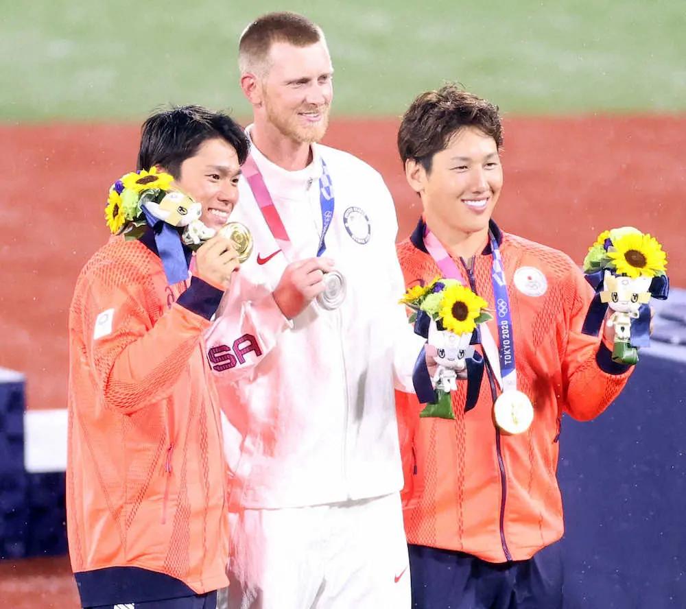 【画像・写真】＜東京五輪野球決勝　日本・米国＞記念撮影をする（左から）山本、ディクソン、吉田正（撮影・北條　貴史）