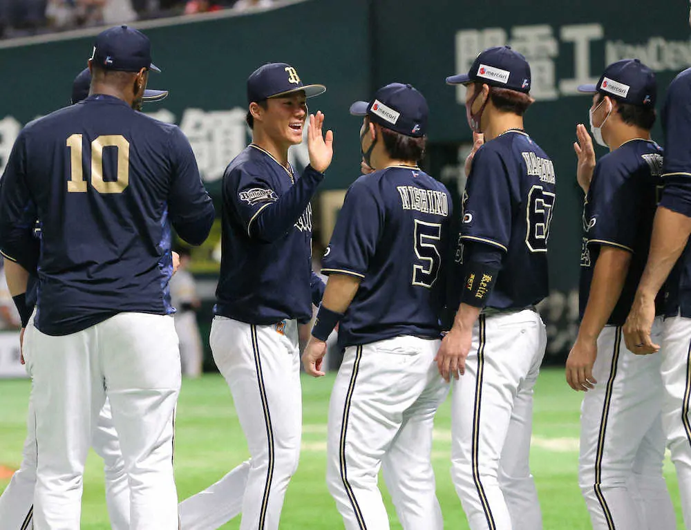 【画像・写真】9月3日のソフトバンク戦で、山本が8回1失点の好投で12勝目。今季初めてリーグ単独トップにとなり、チームも50勝一番乗り。