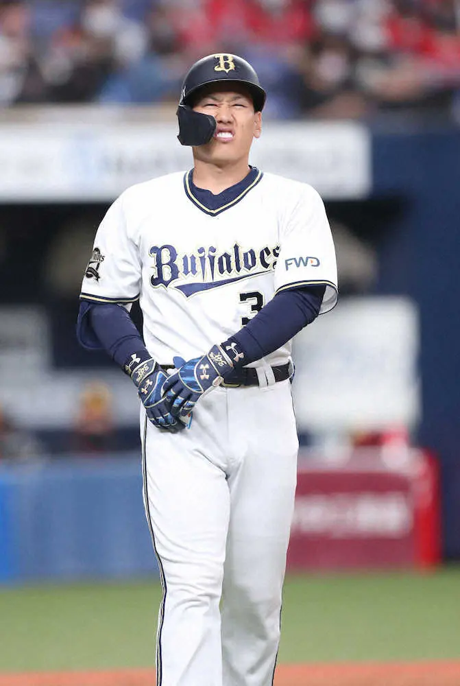 【画像・写真】10月2日のソフトバンク戦で、吉田正が右手に死球を受けて、右尺骨骨折となり、3日に登録抹消