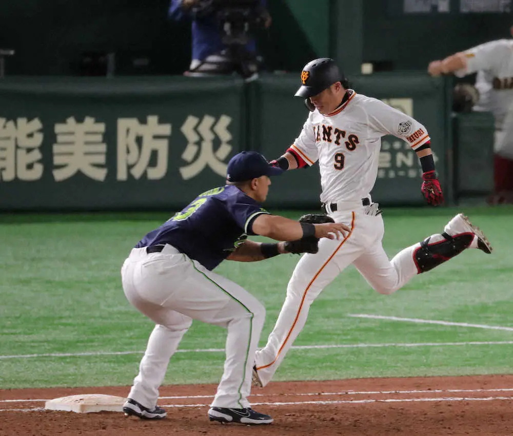 【画像・写真】涙、涙の「代打・亀井」「ライト亀井」原監督の粋なメジャー流演出！東京D最終打席は三ゴロ