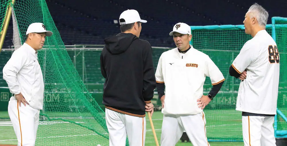 練習前に話し合う（左から）村田コーチ、元木ヘッド、阿部作戦コーチ、後藤コーチ（撮影・森沢　裕）