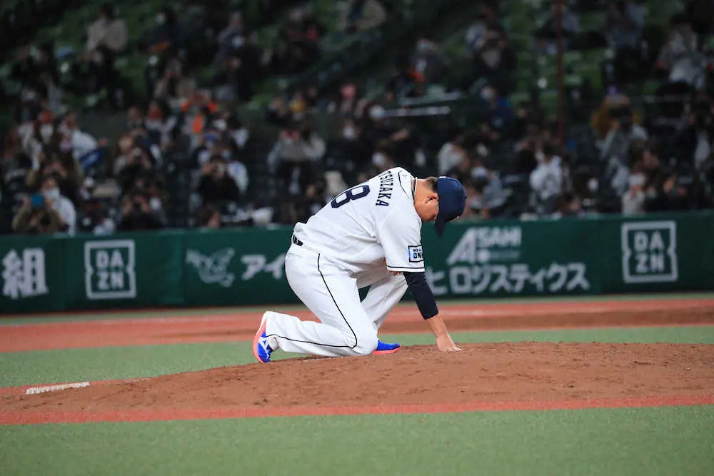 【画像・写真】＜西・日＞引退試合を終え、マウンドに手を置く松坂（撮影・尾崎　有希）