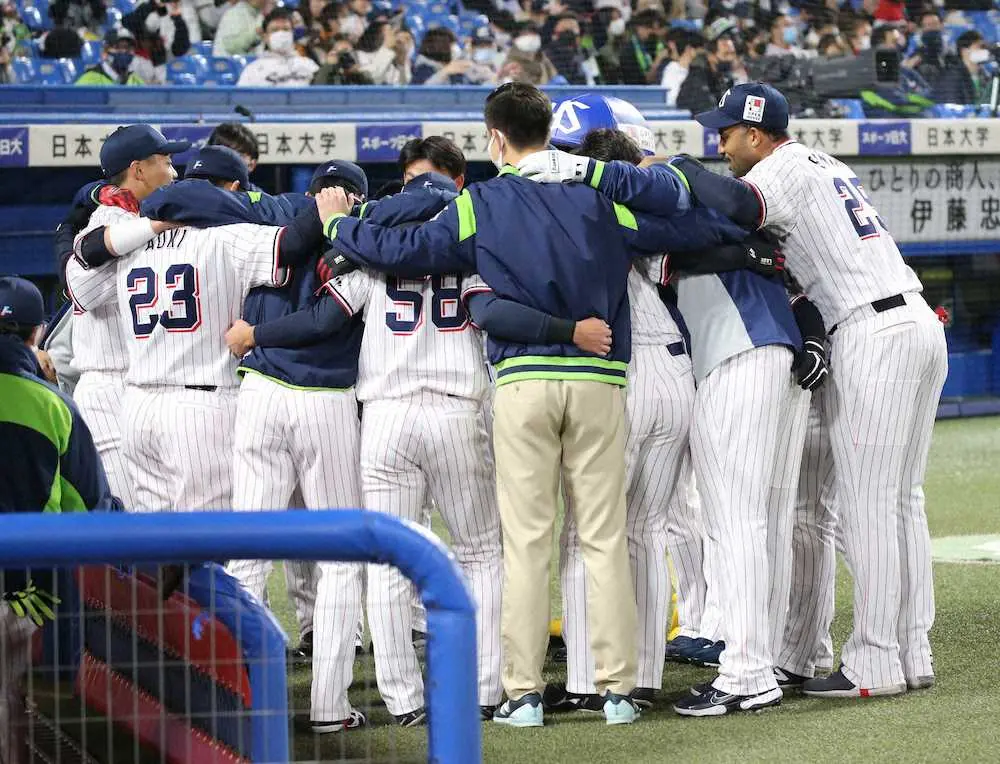 【画像・写真】ヤクルト6年前のVの時と同じ　肩を組んだ円陣で巨人に快勝　村上「松元コーチが6年前にもやったみたい」